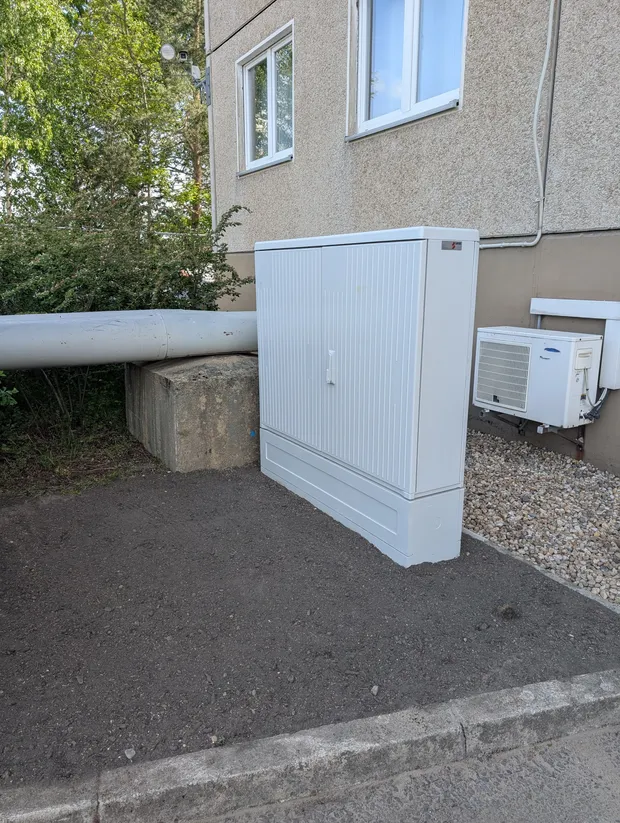 Kabelverteilerschrank für den Netzanschluss an einer Hausfassade